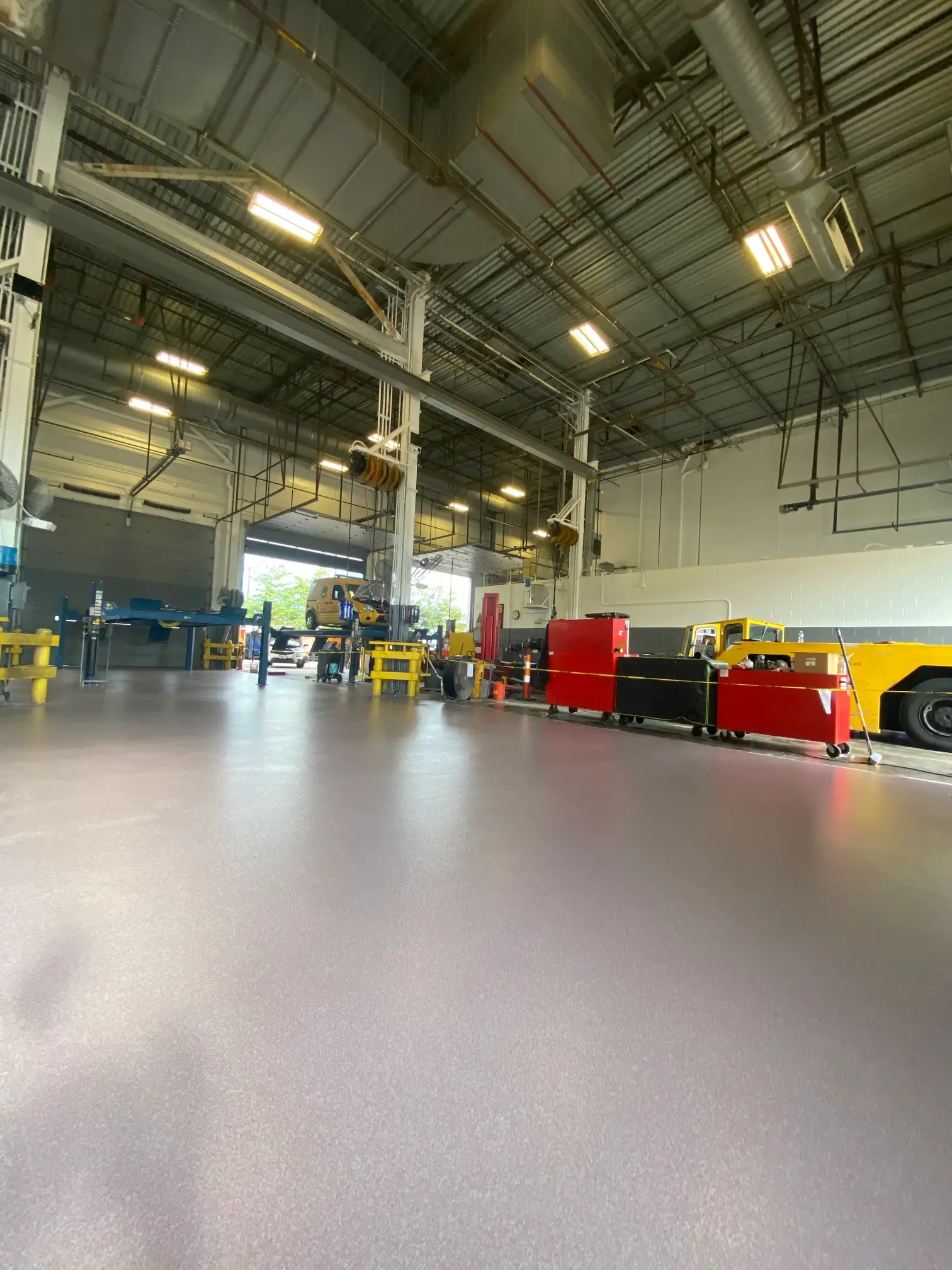 Light grey epoxy floor in a Major Tool and Machine shop